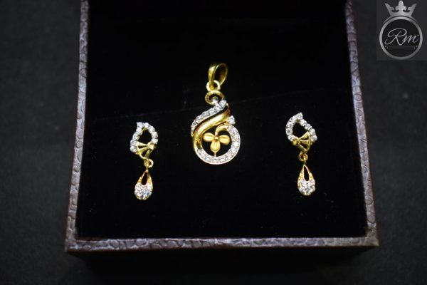 Pendant set with Earrings.